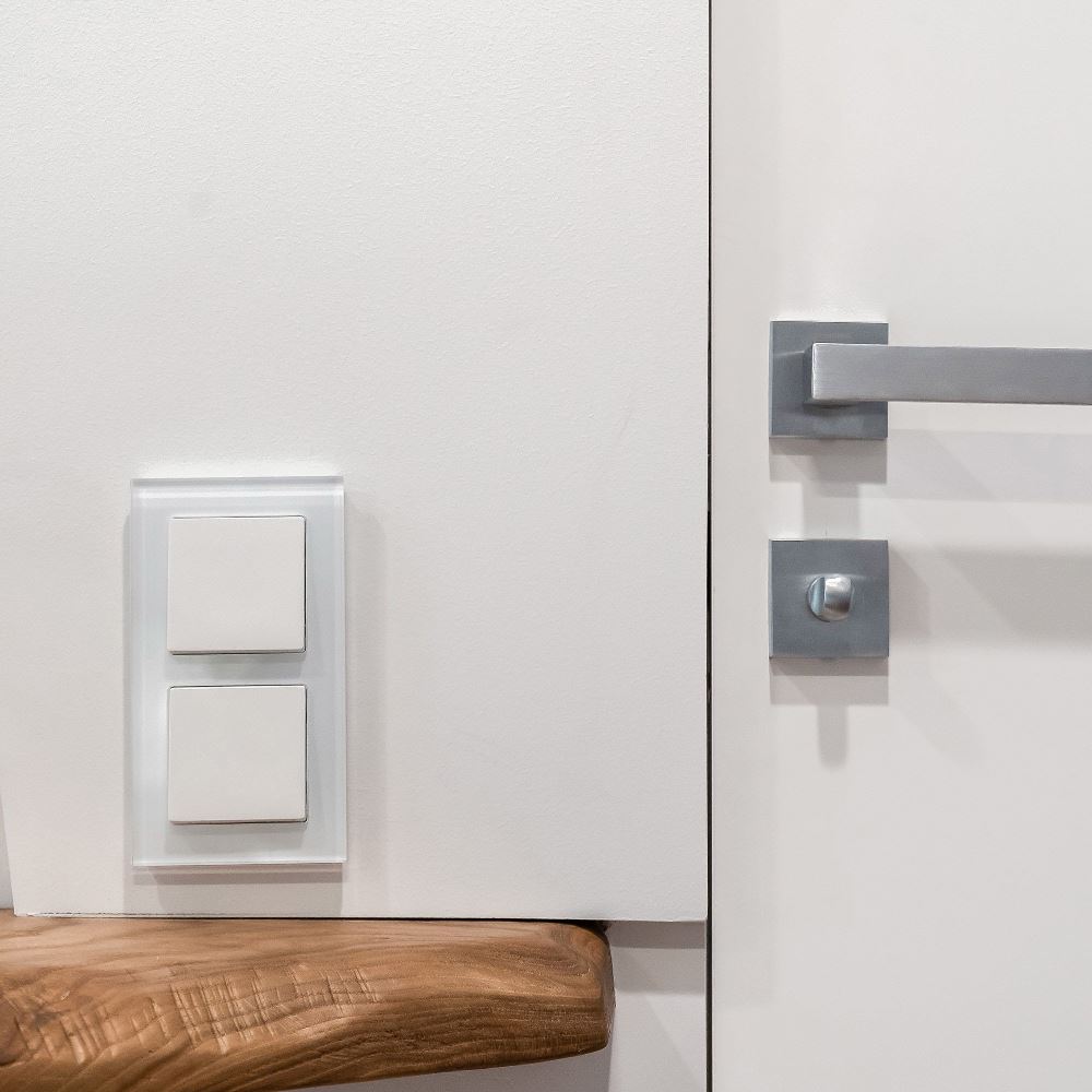 Выключатель одноклавишный встраиваемый перекрестный Werkel Белый W1113001 — изображение 2