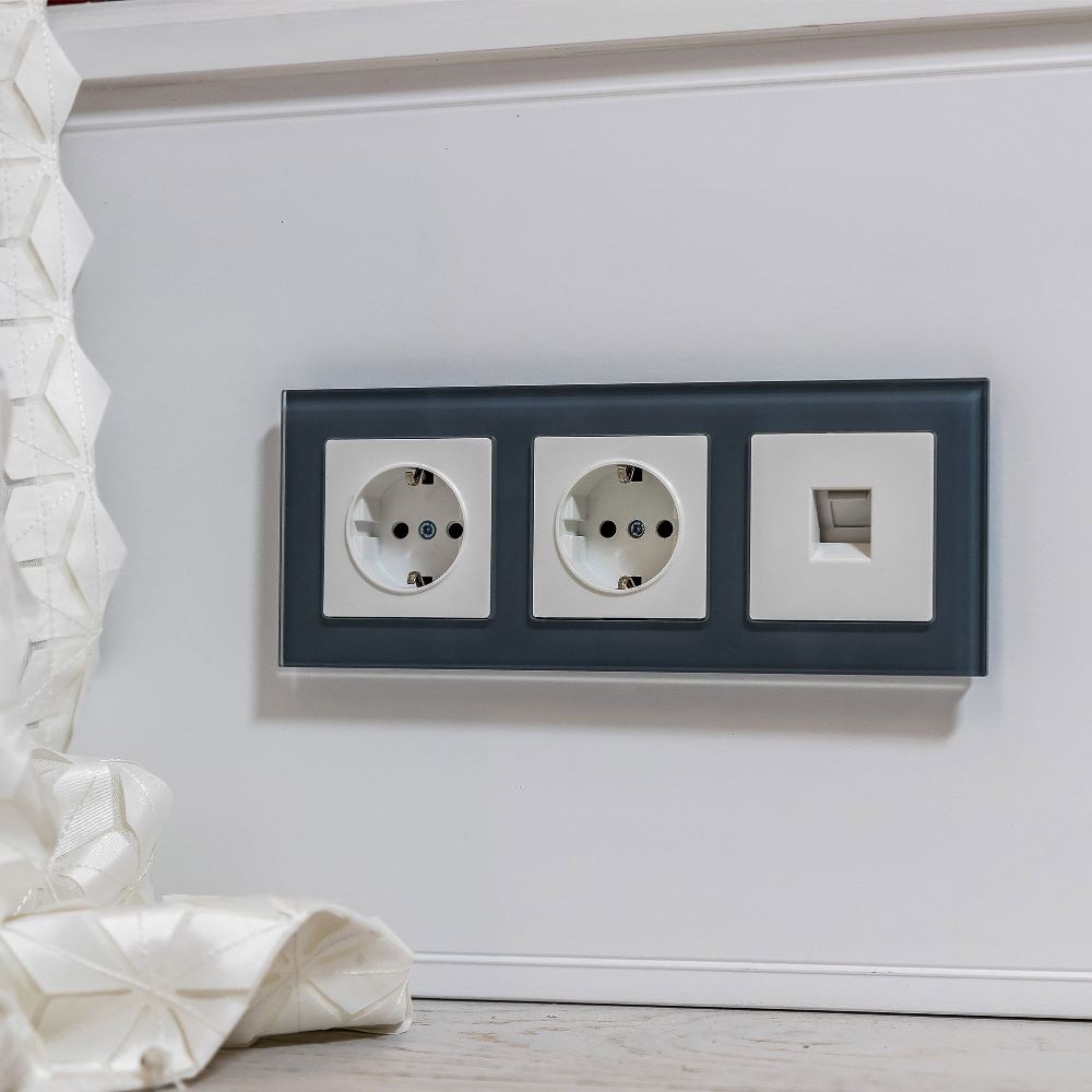 Розетка встраиваемая Werkel с заземлением и шторками Белый W1171101 — изображение 3